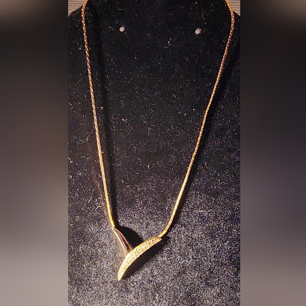 Trifari Gold-Tone V-Shaped Pendant Necklace with Black Enamel & Rhinestone Vtg - Picture 5 of 8